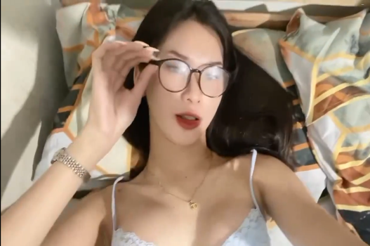 Nàng quyến rũ với thân hình gợi cảm khiến cu anh rung động